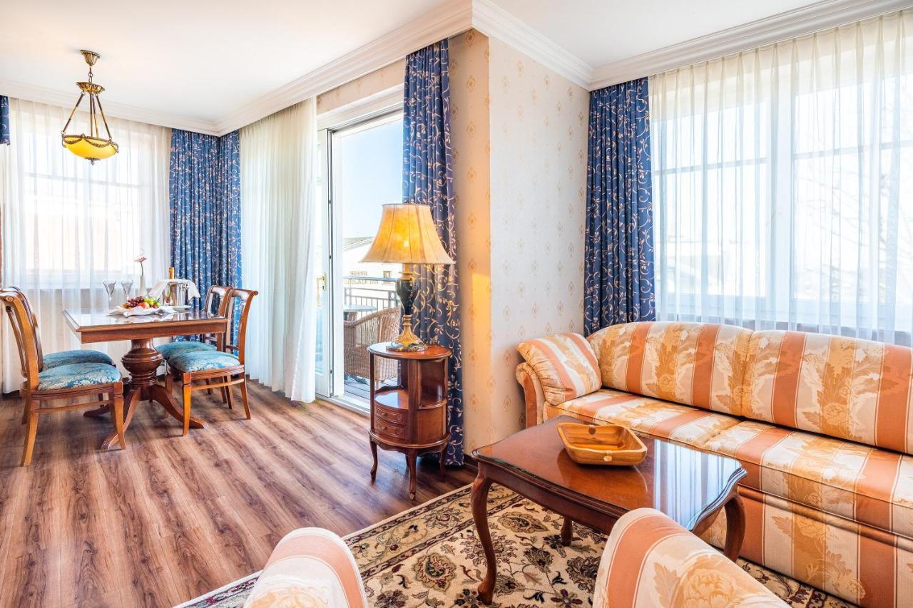 Seetelhotel Ahlbecker Hof ゼーバート・ヘリングスドルフ エクステリア 写真 A living room in a hotel