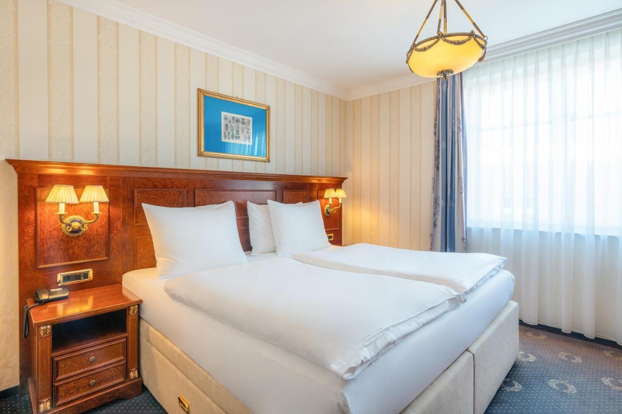 Seetelhotel Ahlbecker Hof ゼーバート・ヘリングスドルフ エクステリア 写真 A room at the hotel