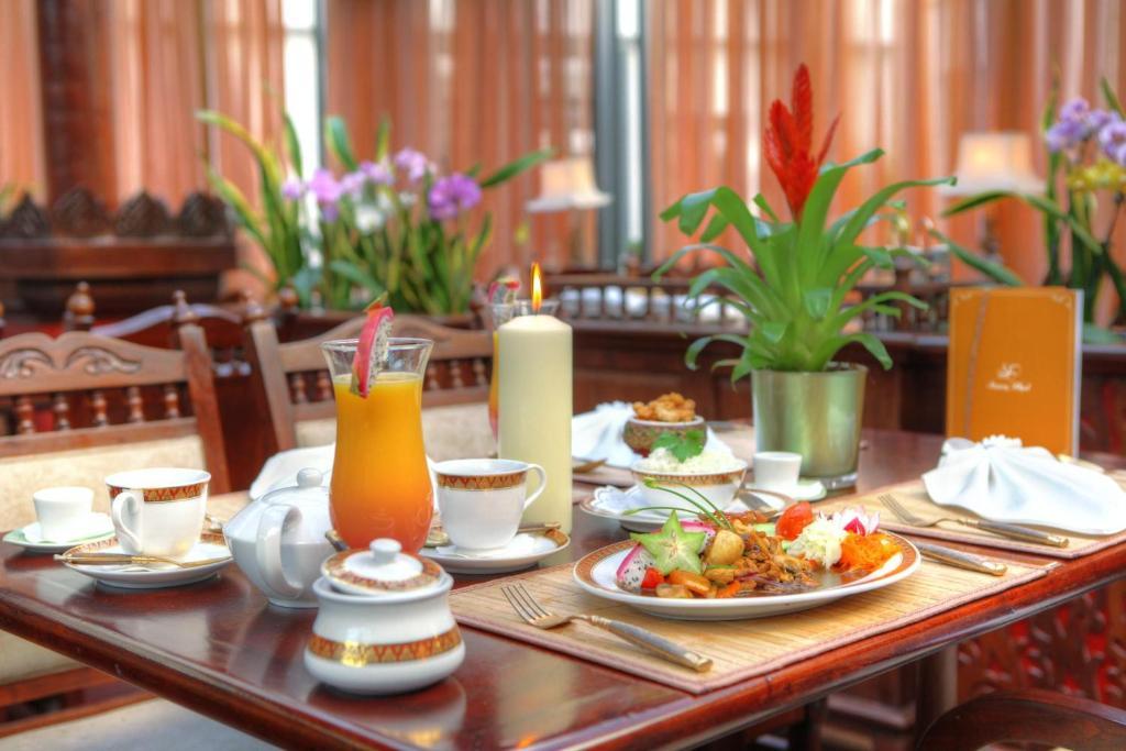 Seetelhotel Ahlbecker Hof ゼーバート・ヘリングスドルフ エクステリア 写真 A table set for breakfast