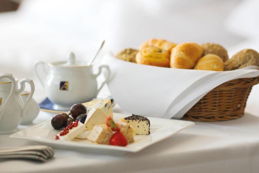 Seetelhotel Ahlbecker Hof ゼーバート・ヘリングスドルフ エクステリア 写真 A typical breakfast