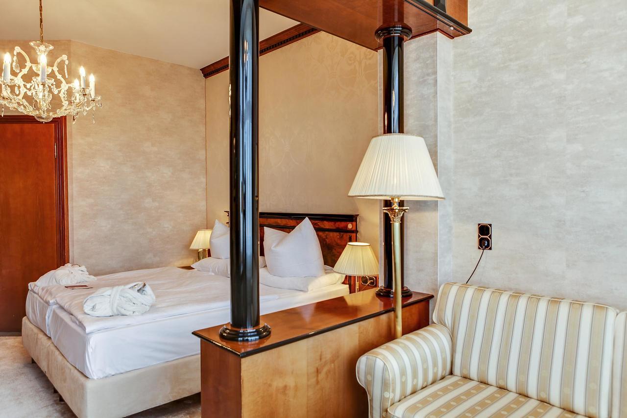 Seetelhotel Ahlbecker Hof ゼーバート・ヘリングスドルフ エクステリア 写真 A room at the hotel