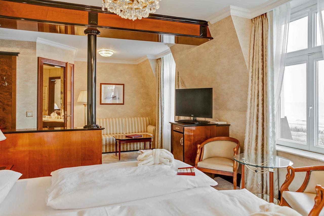 Seetelhotel Ahlbecker Hof ゼーバート・ヘリングスドルフ エクステリア 写真 A room at the hotel