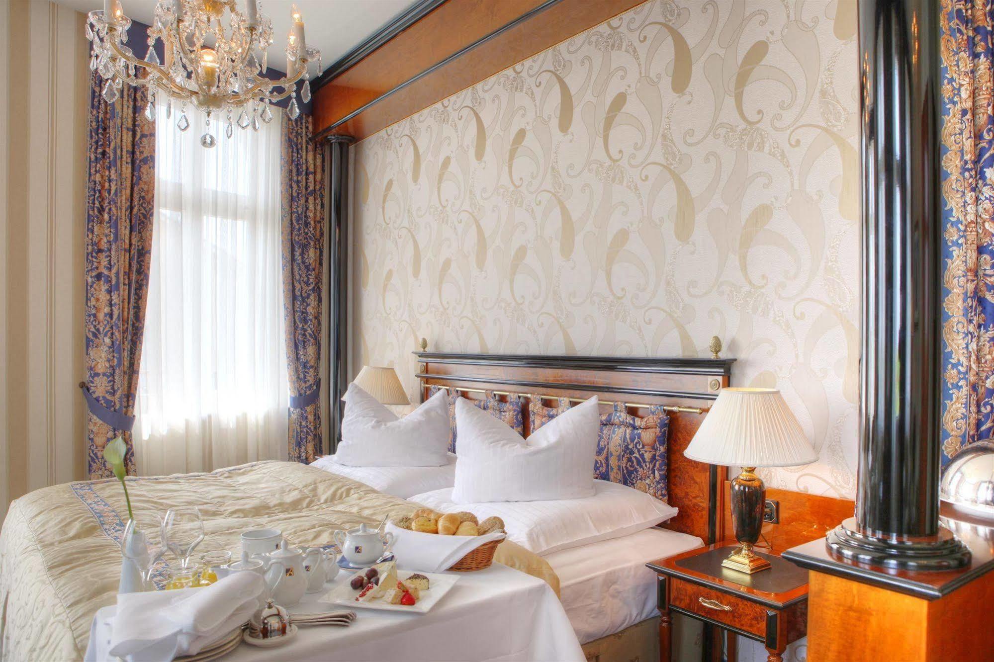Seetelhotel Ahlbecker Hof ゼーバート・ヘリングスドルフ エクステリア 写真 A room at the hotel