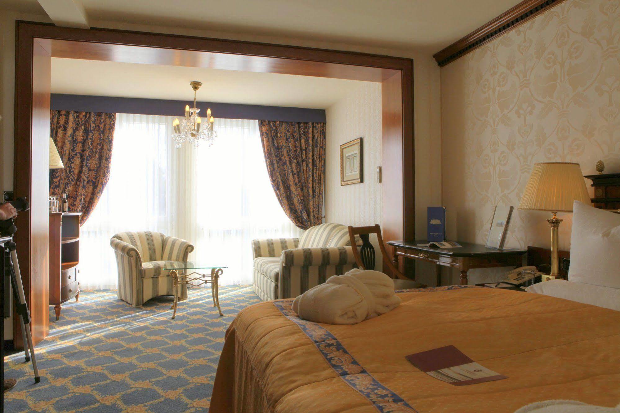 Seetelhotel Ahlbecker Hof ゼーバート・ヘリングスドルフ エクステリア 写真 A room at the hotel
