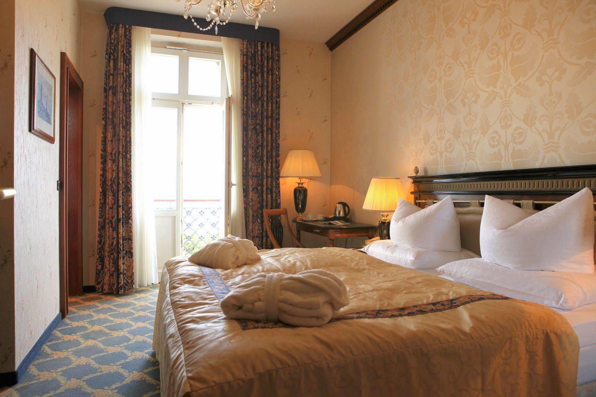 Seetelhotel Ahlbecker Hof ゼーバート・ヘリングスドルフ エクステリア 写真 A room at the hotel