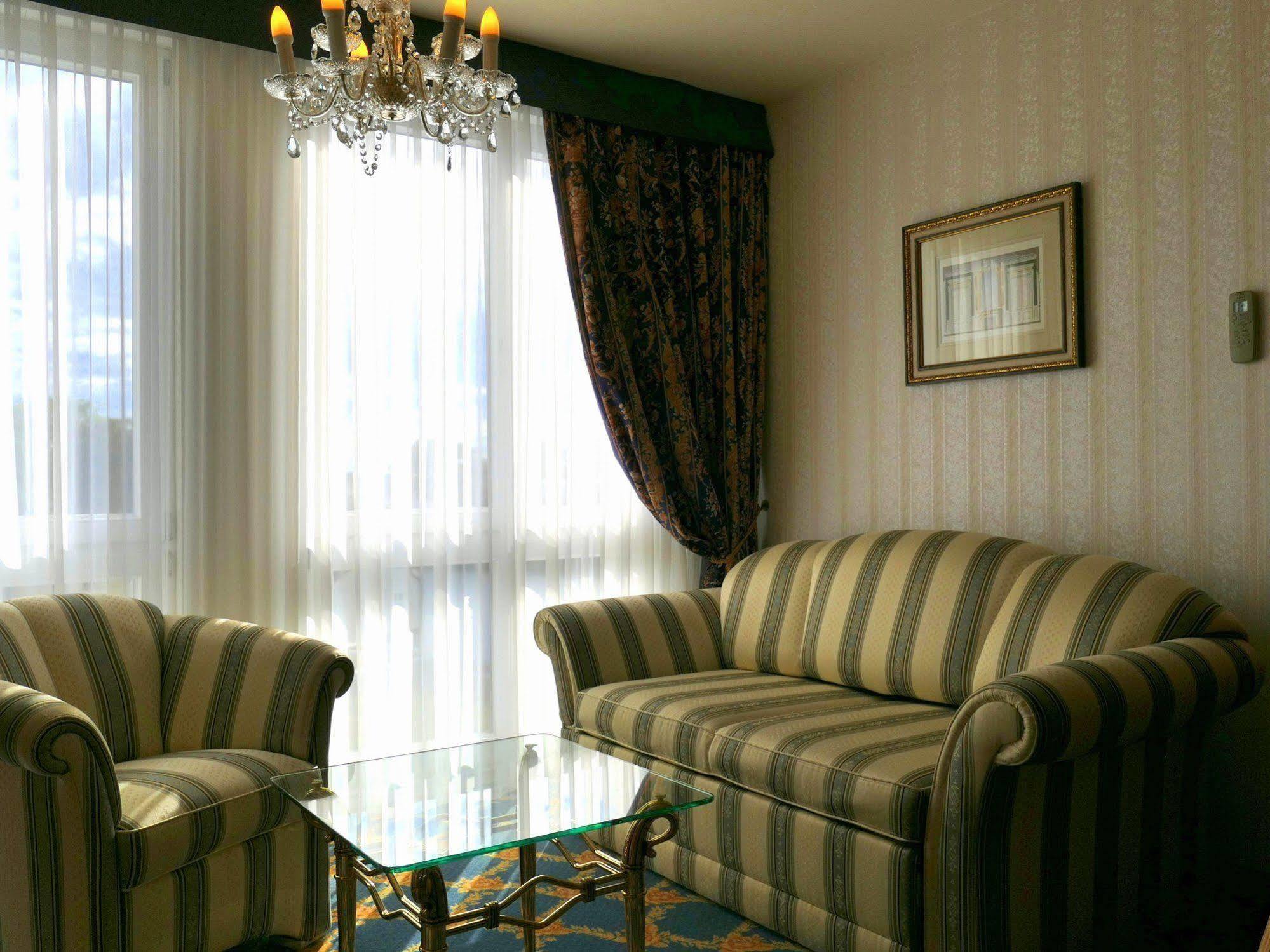 Seetelhotel Ahlbecker Hof ゼーバート・ヘリングスドルフ エクステリア 写真 A living room in a hotel suite