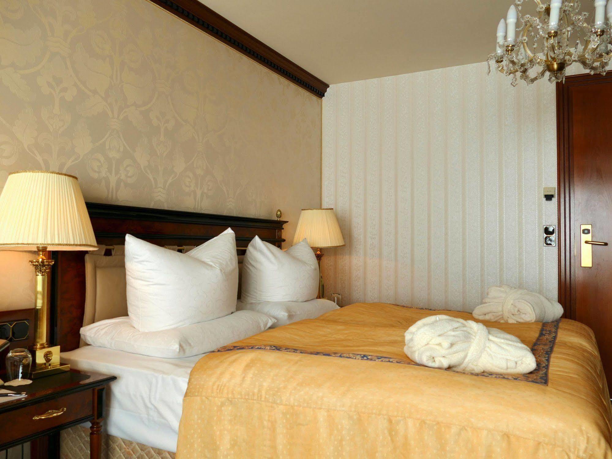 Seetelhotel Ahlbecker Hof ゼーバート・ヘリングスドルフ エクステリア 写真 A room at the hotel
