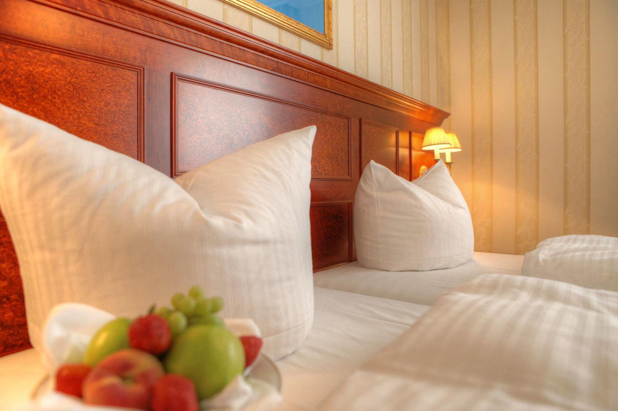 Seetelhotel Ahlbecker Hof ゼーバート・ヘリングスドルフ エクステリア 写真 A bed with pillows