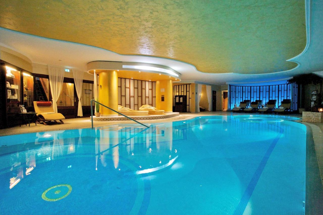 Seetelhotel Ahlbecker Hof ゼーバート・ヘリングスドルフ エクステリア 写真 The swimming pool at the InterContinental Wien