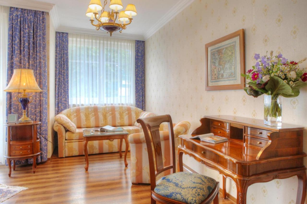 Seetelhotel Ahlbecker Hof ゼーバート・ヘリングスドルフ 部屋 写真 A living room