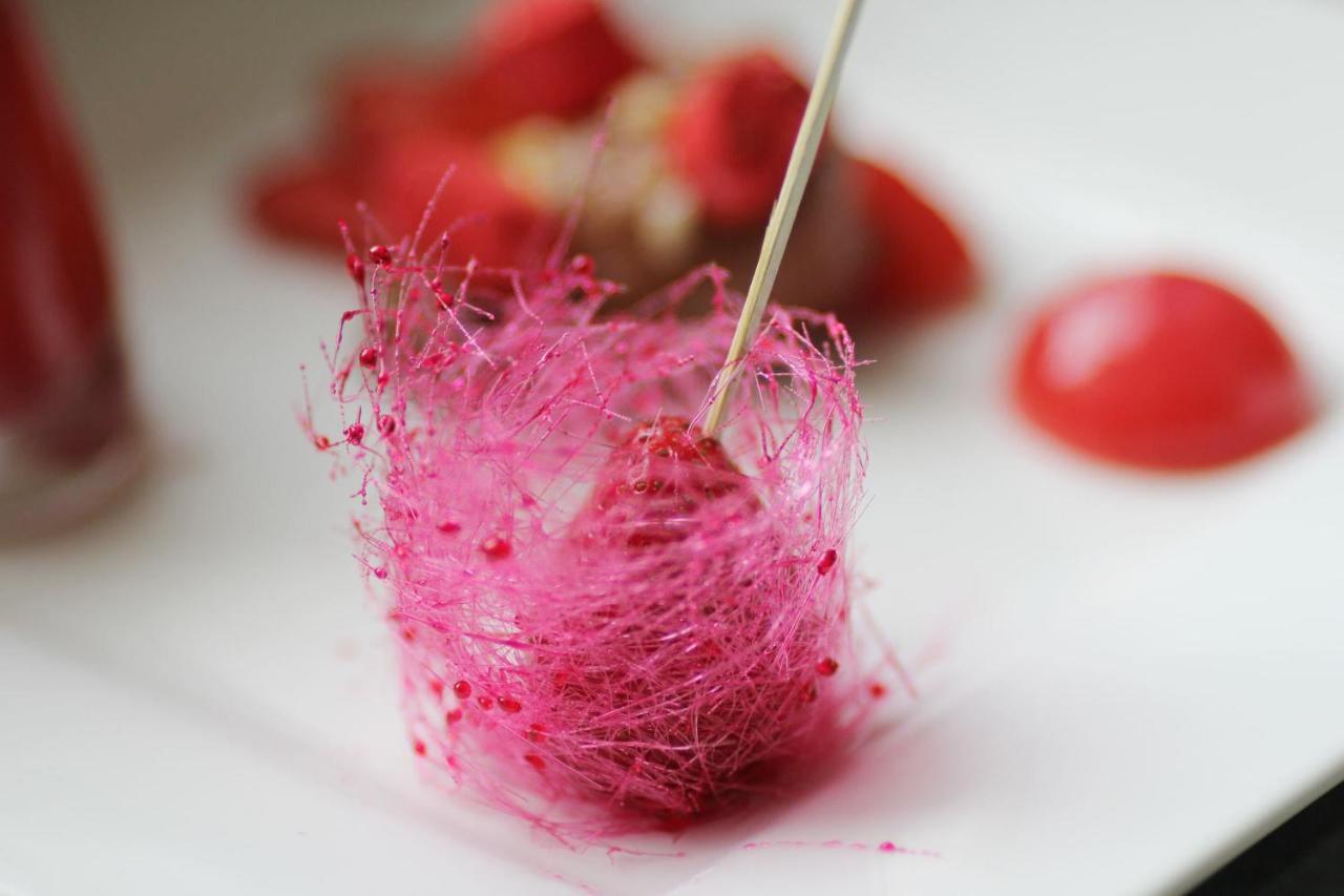 Seetelhotel Ahlbecker Hof ゼーバート・ヘリングスドルフ エクステリア 写真 A strawberry being rolled in sugar